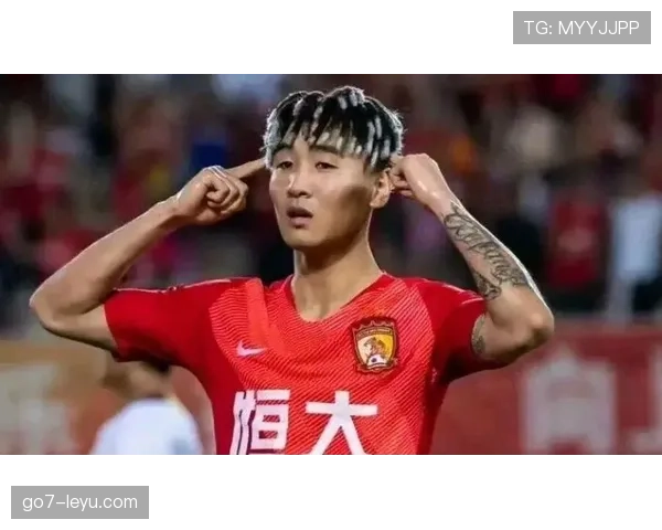 韦世豪开保时捷去训练，队友还在挤地铁？